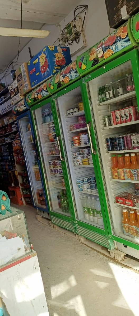 السلام عليكم غراض محل للبيع عارضات عموديه عدد 5 عارضات موطا عدد 2  رف وسطي طول 3 متر رفوف تعليك ميز كاشير سبلت عدد 2  للتواصل اتصل ***********
