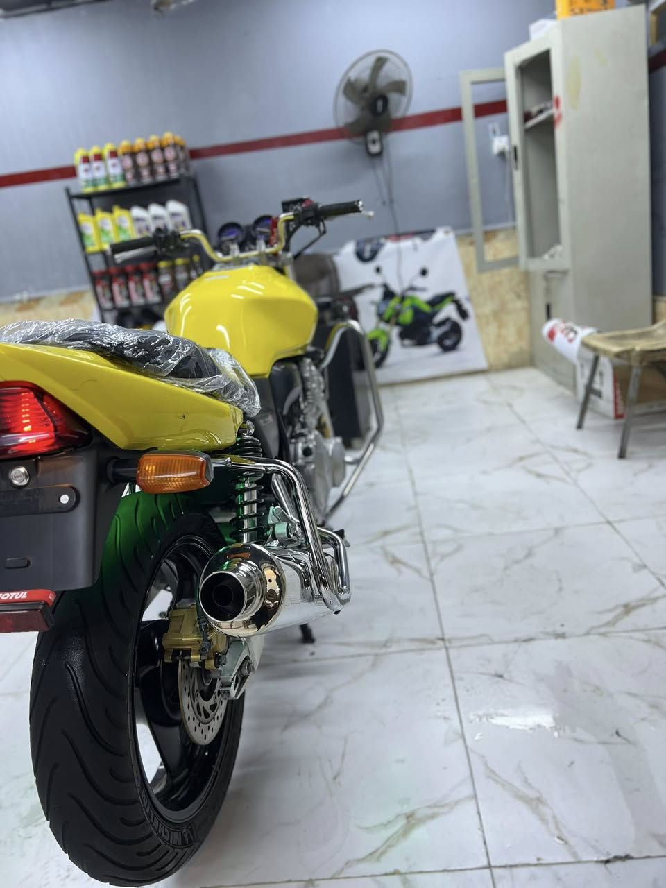 السلام عليكم اللهم صلي على محمد وال محمد CB400   نوزل جيل ثاني  بحاله الوكاله رمبه نضافه 100بل 100 ماشيه 26الف دراجه كفاله من زلغ دراجه كله بانزين محسن الدهن مؤتل وكاله مانقصه برغي وبلعافيه الي ياخذه مكاني ميسان العماره السعر خاص او تصال ع الرقم ***********
