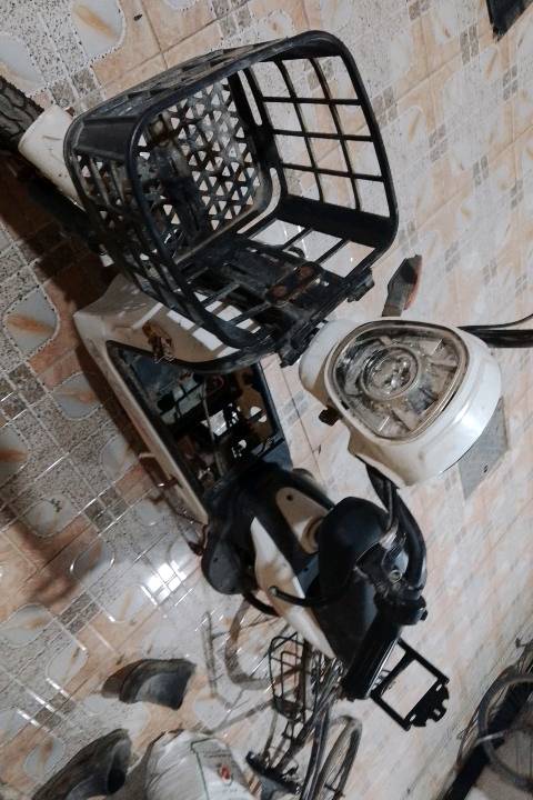 ناقصها بس بطاريتين تشتغل ما بيها شيء الموقع بالبصره او بالخصيب باب سيمان 


