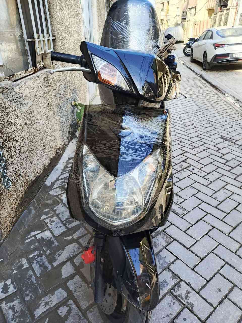 السلام عليكم دراجه سكنس فحل
كلشي بيه بلادي دراجه رمبه  + الصندوق دبل يفتح فتحه كامله نظافه ١٠٠% مكاني بغداد 
***********
