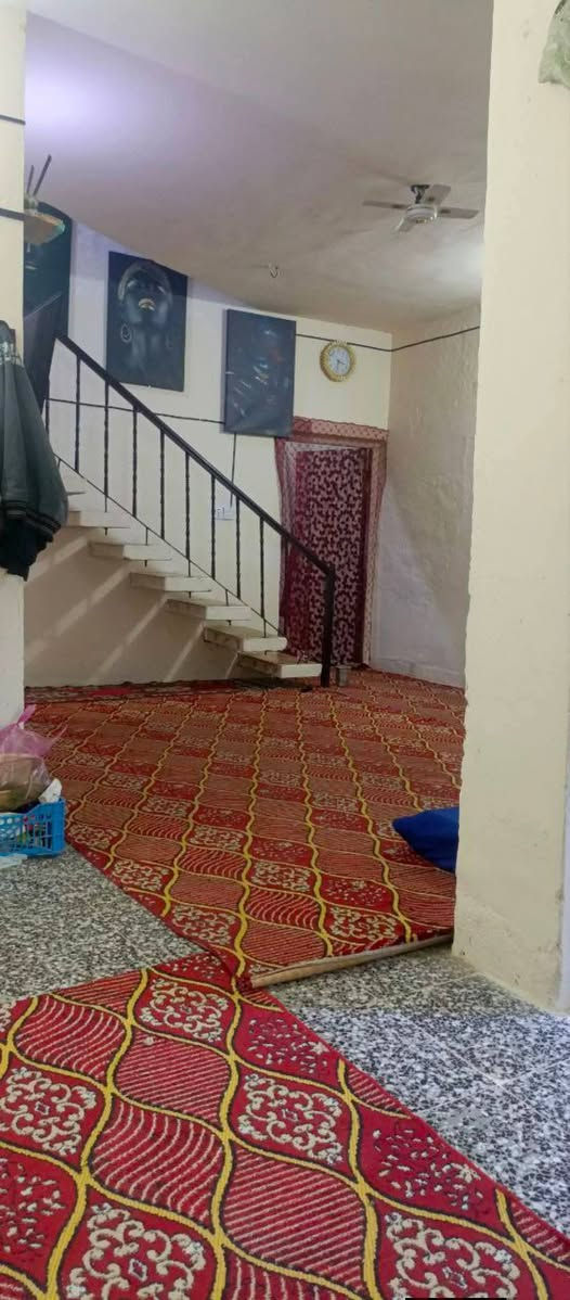 سلام عليكم دار للبيع مساحه 125 متر بيت كله كاشي تأسيس بواري ماء تأسيس كهرباء جديد يتكون من غرفه حولي مطبخ ترك. صحيات داخليه و استقبال كراج صحيات خارجية بيت طابوك فقط ستاره والبيتونه بلوك. نهاية شارع مسقط في جهة  القمانية كما موضع بل صور .الاستفسار الاتصال على الرقم  {‏‪***********‬‏}
