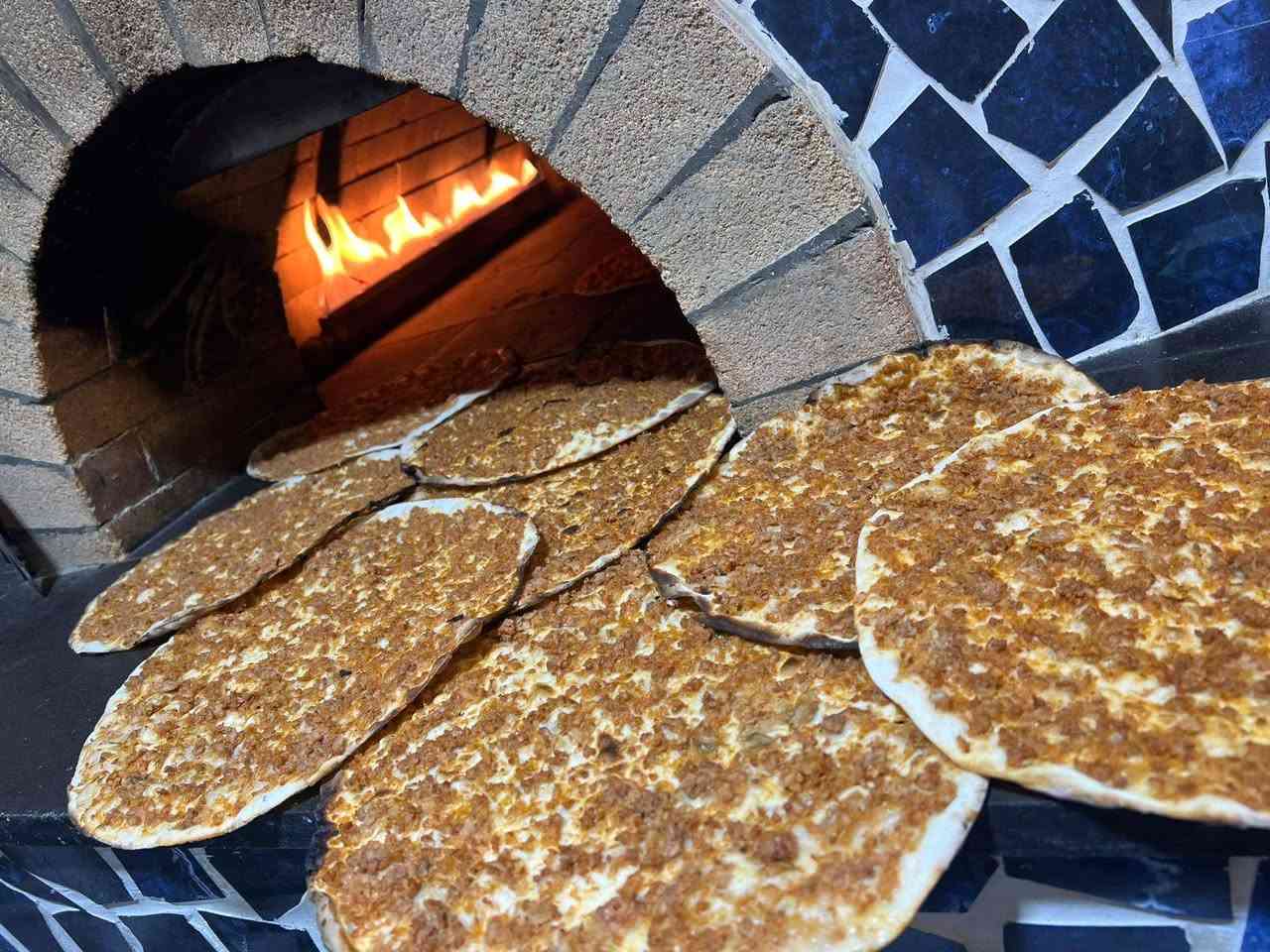العرض العائلي من لحم بعجين الحدباء
العرض الاول 
بيتزا حجم كبير مع 3 قطع لحم بعجين وسط ساده بس ب12000
العرض الثاني
لحم بعجين وسط ساده كل 3قطع ب 5000
العرض الثالث
بيتزا كل 3قطع والرابعه مجاني
متواجدين من الساعه 9 صباحاً للـ 1 ليلاً
متوفر توصيل وحجز ***********
العنوان شارع 60 مقابل شارع السد قرب حسن المهندس
