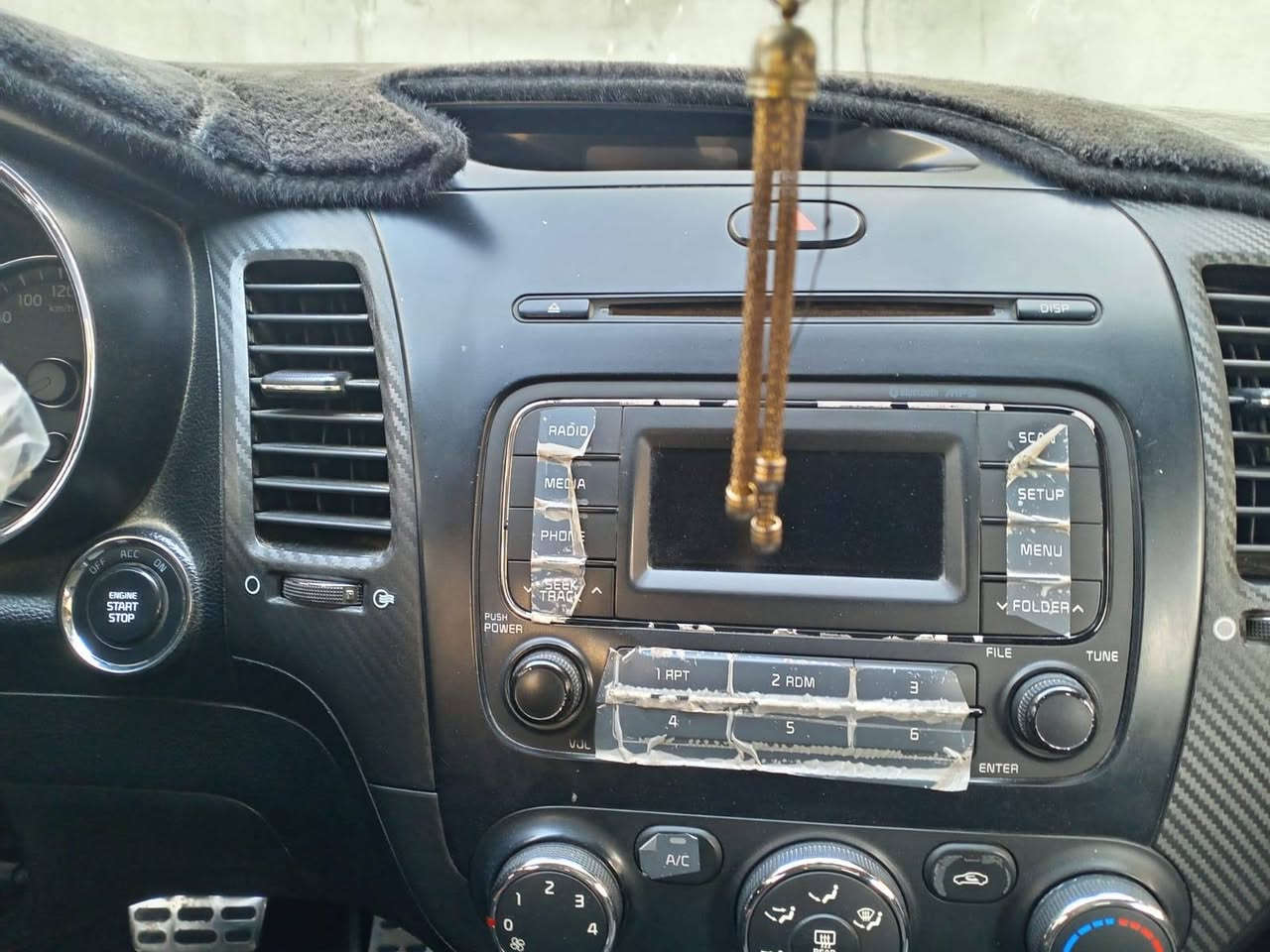 كيا سيراتو 2014 فول مواصفات عدا لفتحه سياره جديده مكفولا بصمه تشغيل بصمه ابواب ترحيب لد امامي لد خلفي  حساسات امامي خلفي سياره حلوه وجديده السعر 130 وبيهه مجال بسيط رقم الهاتف *********** واتساب ***********
