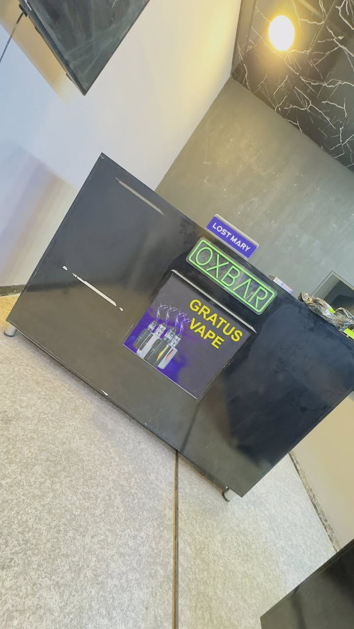 رفوف عدد 6 تحتوي على انارات جانبيه وڤاترينات عدد 3 وميز كاشير للبيع للتواصل ***********
