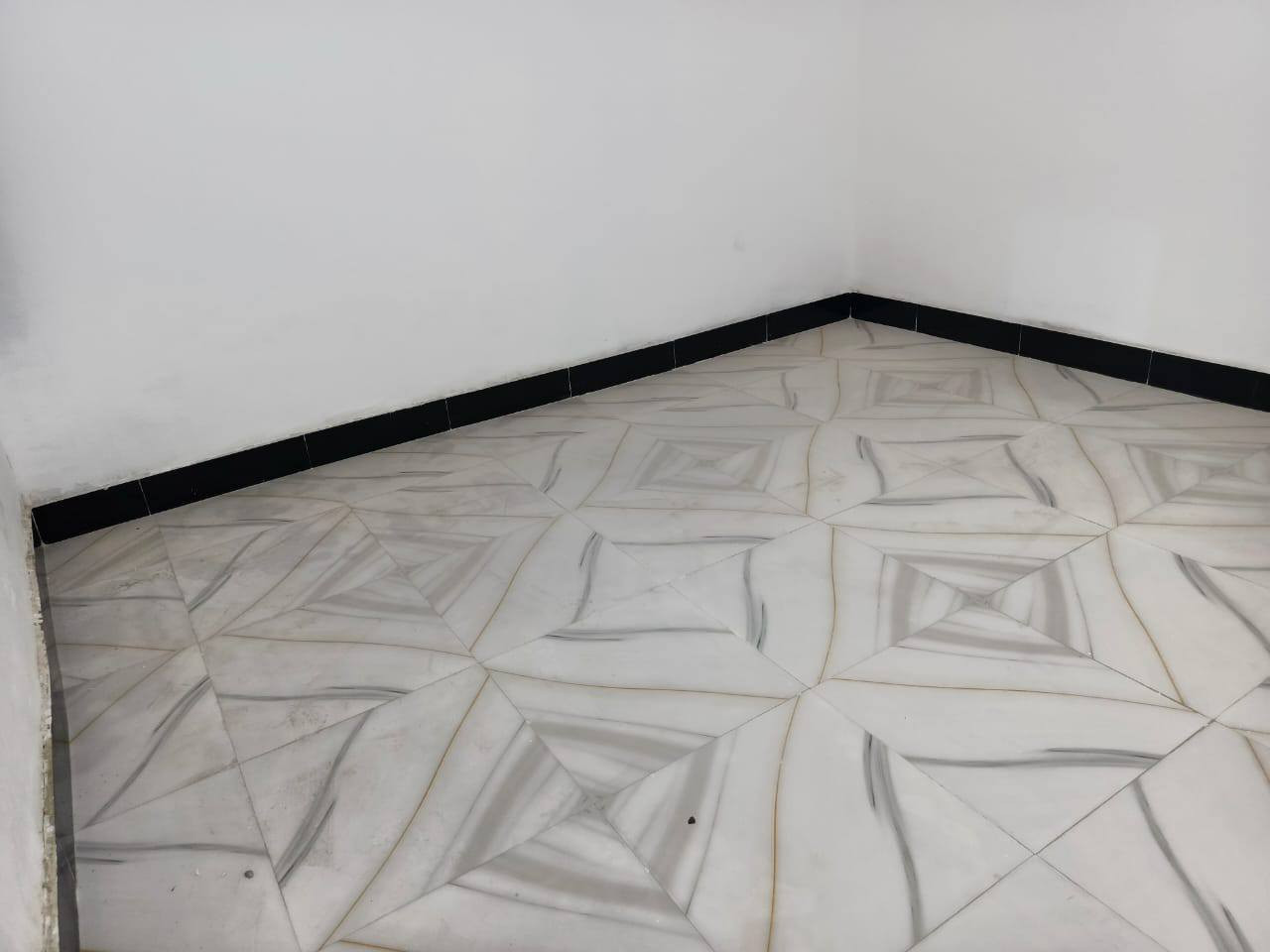 دار للبيع طابقين المساحه 100 متر أمامي في الصالحيه قرب جامع صاحب الزمان يحتوي على مطبخ واستقبال وصاله وغرف عدد 3 للأستفسار الاتصال على الرقم *********** ناصرية, ذي قار
