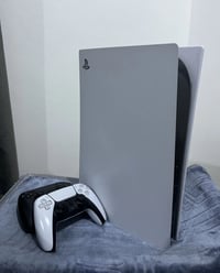 بلي 5مع يدتين وقرص بيس ٢٣ وكم لعبه هم رايده ب٢٢٠ الف مستعجل على بيعته ...