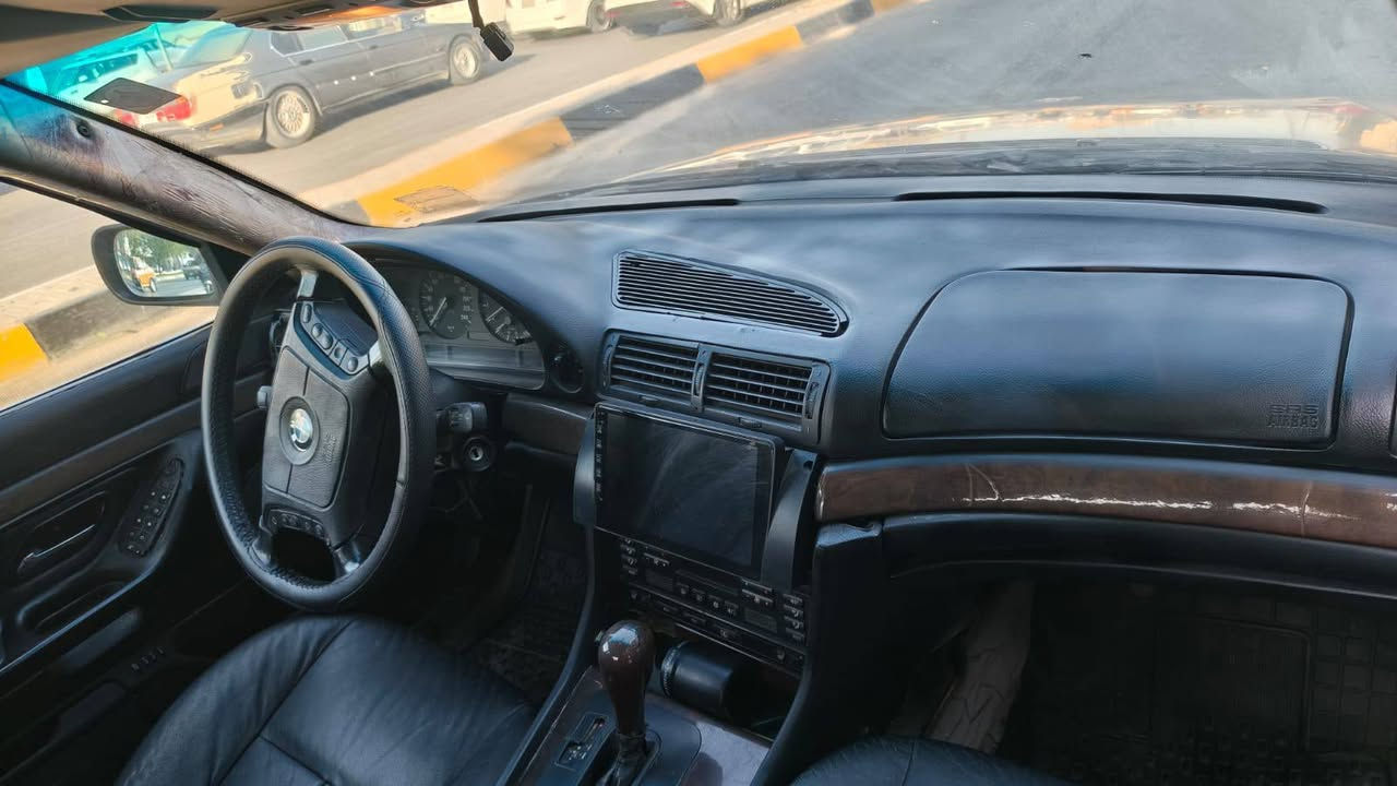 السلام عليكم بي ام 735 لون مميز ، موديل 1999 أصل،  مكفوله من الضربة، محرك و گير مكفول، صدر امامي و خلفي اصلي و مكفول ، گير توربنيك ، مري شفط، صندوق شفط فول مواصفات ، رقم جديد ، هزه جديده ، سنويه بأسمي ، السعر 59 وبي مجال ، مكاني كربلاء
***********
***********
