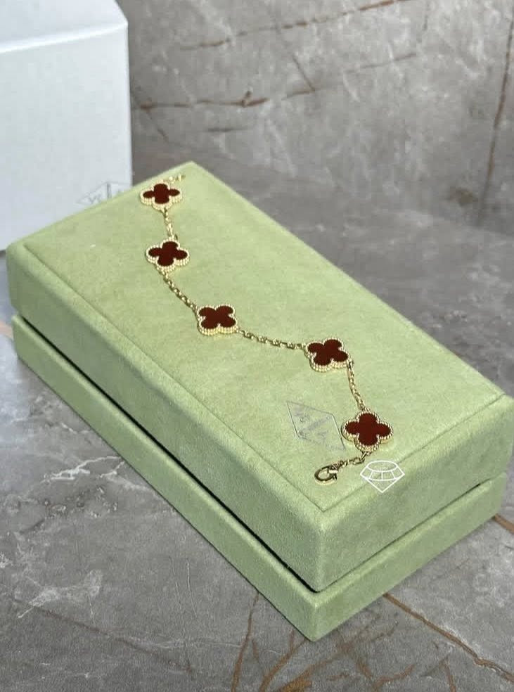 اساور وقلائد فان كليف ضمان طلاء مختوم
سعر القطعة 3,000


**إذا كنت صاحب هذا الإعلان وتريد حذفه لأي سبب، رجاءا أرسل رسالة إلى الدعم الفني**