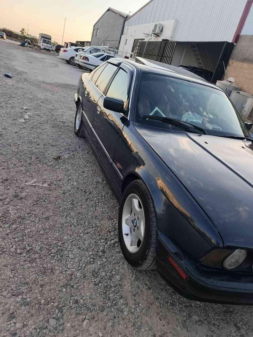 السلام عليكم بي ام 525  88 محرك مفتوح فول اوتو سلايت كير محرك تبريد شرط رقم دولي باسمي مكانها تكريت سعر مناسب  وتساب  ***********
