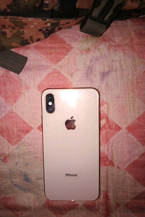 إيفون xs ذاكره ٢٥٦ فقط شاشه ضاربه واستبدل بطاريه اصليه ٨١ السعر ٧٥ وبي مجال ٦٥ مكاني بغداد الجديدة ***********