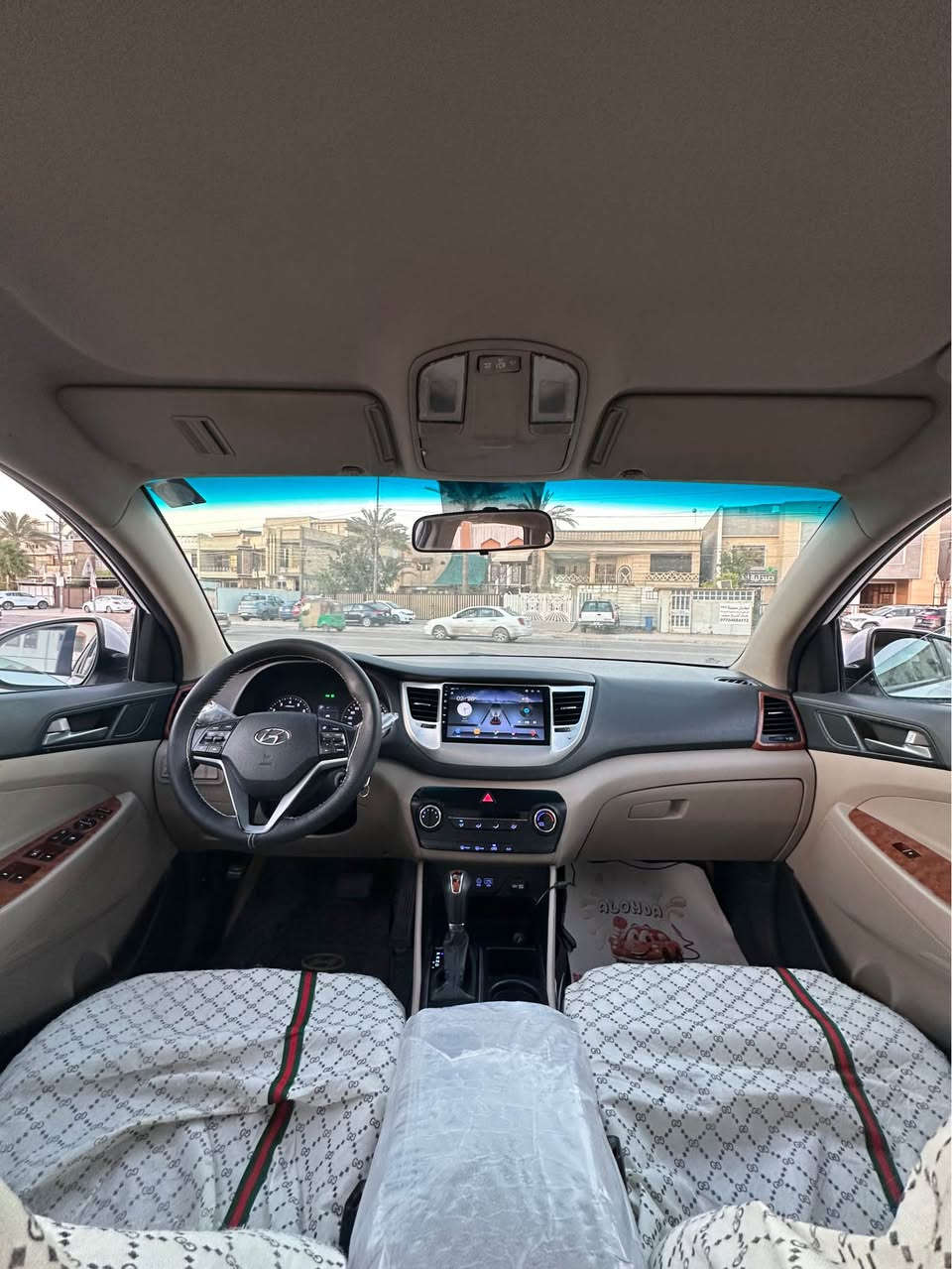 السلام عليكم 
توسان 2017 خليجي
نص فول
داخل بيجي
شاشه
حساسات
مري شفط
يدات نيكل
5 ويلكب
تبريد قطعتين وبعد بيها موصفات 
محرك 2000 دوش بلادي ممفتوح
ماشيه 74
السعر 169 وبيها مجال كلش بسيط
بيها مكانين بارد⚠️
*********** بغداد, العراق
