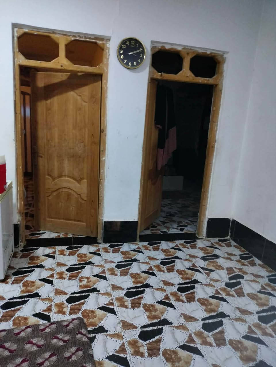 مشتمل للبيع مساحه 150 م في منطقه ال8000 طابقين معزول درج خارجي مؤجر الارضي والثاني مسكون موقع ممتاز على شارع 20الي مجاور شارع 30 قرب الوقف السني الجديد بناء بلوك مسحوب عليه قرض صندوق الاسكان 36مليون  باقي 30 مليون 
مكتب السندباد_عامرية الصمود 
***********
