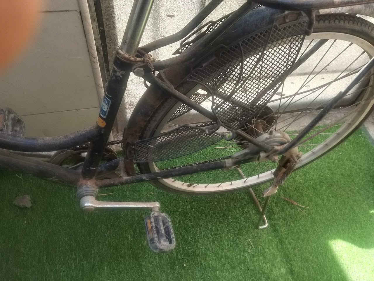 سلام عليكم بايسكل للبيع بي الويل الخلفي بي عواج قليل وهذا بصوره واظح حجم 26 سعره 50الف ***********/عنواني شهداء السيديه
