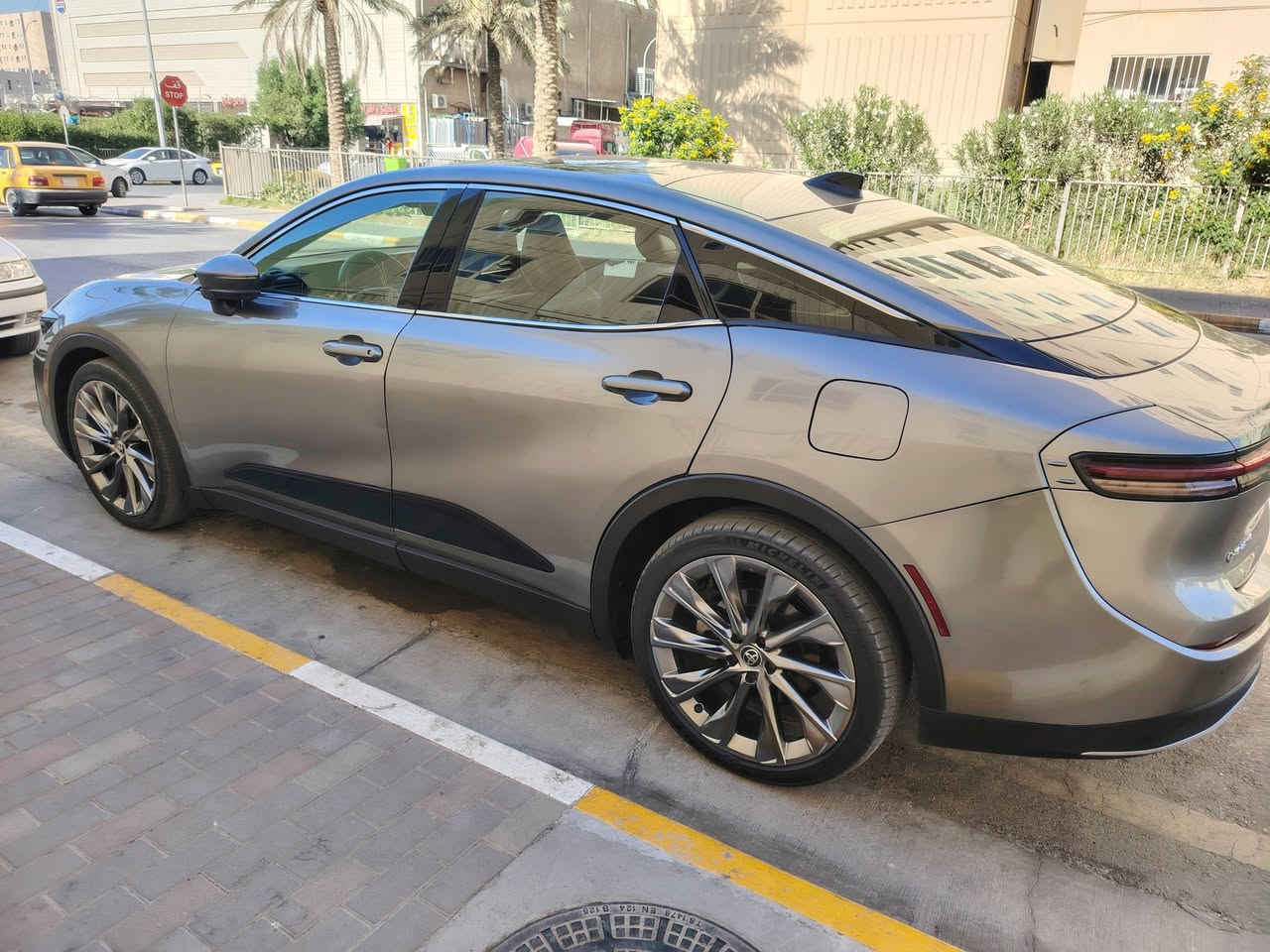 السلام عليكم
كراون 2025 بلاتينيوم هايبرد 
مكينه 2500تيربو  
اللون مميز 
مرقم بغداد بسمي تحويل ثاني يوم 
ماشية 6500
فول مواصفات 1/1 
 الضرر موضح بلصورة 
الباقي كل مكفول  
فول مواصفات 
كشن خزن ميموري 
دخول ذكي اربعة ابواب 
مقاعد اماميه تحكم 
مقاعد اماميه تدفئ وتبريد 
مقاعد خلفيه تدفئ 
تدفئ استيرن 
تشغيل عن بعد 
سستم سماعات jbl 
حساس امامي خلفي 
توفق ذاتي 
لايت 4 عدسات 
استيرن كهرباء 
فور ويل 
تبريد قطعتين 
تشغيل عن بعد 
خمس انظمه قيادة 
كامره 360 درجة 
حجم 21
بدون اي نقص 
السعر 31 ألف دولار   وبية مجال بسيط 
مكاني بغداد بسماية  بيع فقط
رقم الهاتف ***********
