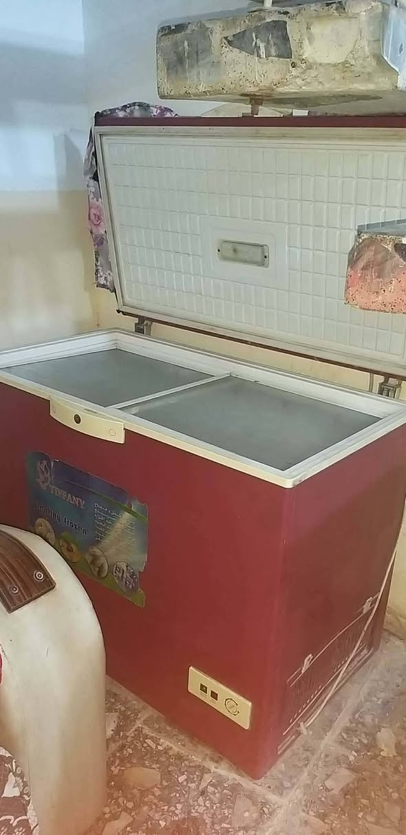 غراض بيت نضيفه وشغاله للبيع بابل حله شارع الحسينيه قرب صيدليه كمال رقم الهاتف ***********
