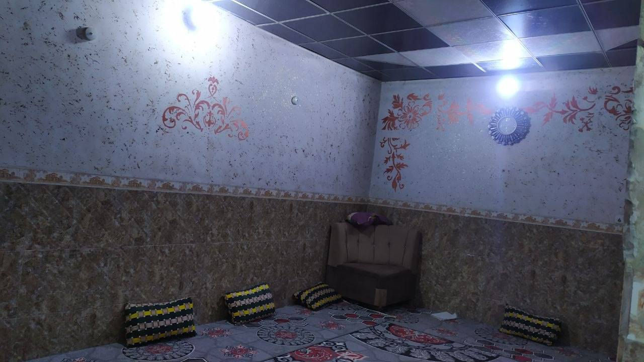 سلام عليكم بيت مساحة 100متر  مربع طابق ونص ستقبال مطبخ  صاله  غرف نوم  مكشوفه الطابق الثاني غرفة نوم وصاله وتخاريج وصطح المكان الكوفه البوحداري قرب جسر الامام علي قرب دهين ابو رضا يبعد عن الشارع العام 3بيوت السعر 50 الاستفسار على هذا الرقم***********
