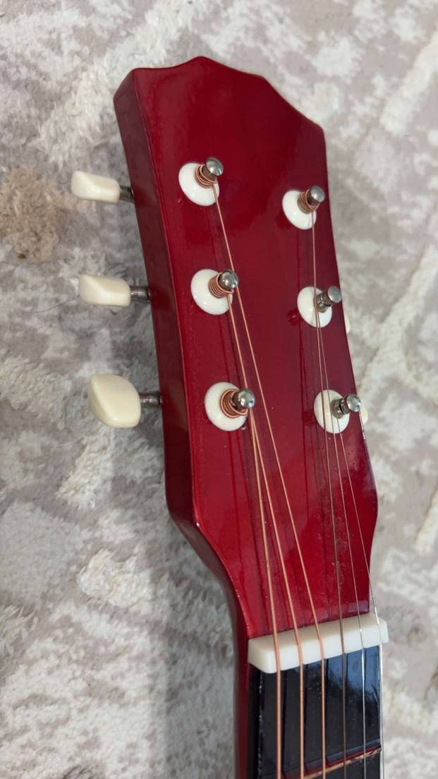 سلام‌علیکم
ئەم گیتارە بۆفرۆشتن زۆرتازە و جوانە شوخت و ڕوشاوی نیە هیچ کێشەیەکی نیە
قەبارەی 97سم
نرخی 65هەزاردینار
شوێن هەولێر
*********** أربيل, العراق
