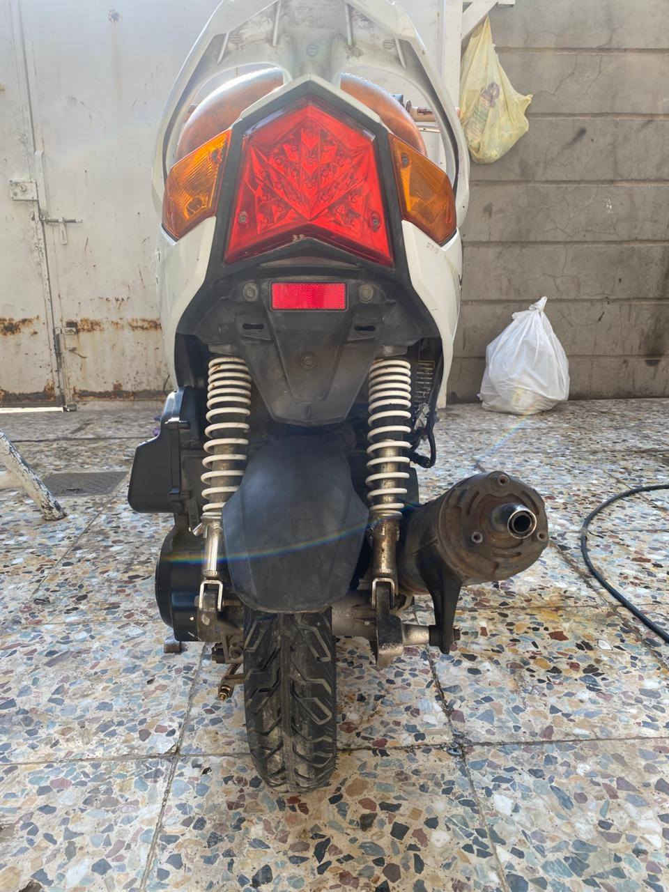 سلام عليكم
سيام مكينتهة خرسة 
الدراجة من تنطيهة بانزين تطفة 
عل سلولي صافية 
بيهة مشكلة لو نوزل لو فيت بم 
ابيع كوم حديد 
السعر ٢٠٠
*********** بغداد, العراق
