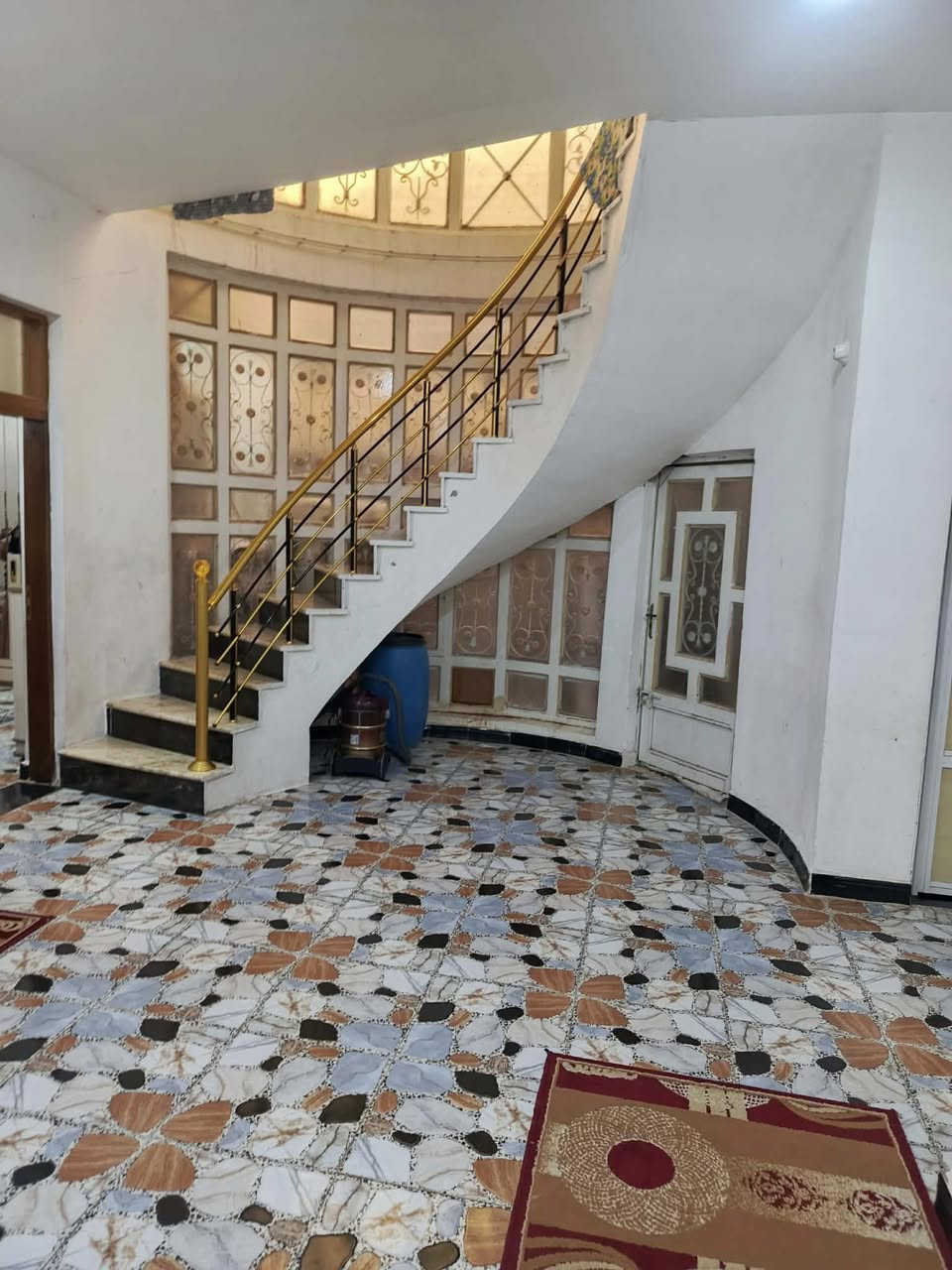 بيت للبيع 200 متر الخاجيه ال6000 طابق واحد يتكون من غرفتين  وهوال ومطبخ واستقبال وصحيات داخليه وخارجيه والبيتونه  عله كد الهول ***********
