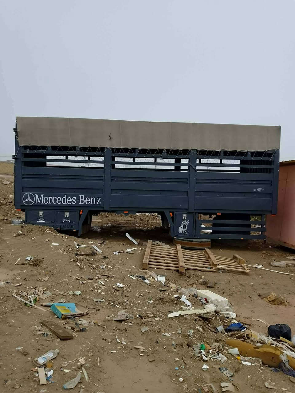 السلام عليكم بدي للبيع طول 7و30سن ارتفاع 2و55 عرض 7صناديق بصره طول 13جنازي الاستفسار ***********
