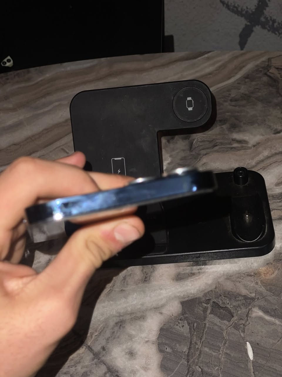 ايفون 12 pro max
منوذج M 
 ذاكره 256
 بطاريه 100 مبدله 
والضهر بي فطر مثل ما موضح بالصوره 
فيس ايدي شغال 
شاشه ما مبدله 
الجهاز مستبدل فقط بطاريه والباقي على حاله الوكاله
سعره: 450 الف وبي مجال  
رقمي بي واتساب : ***********
