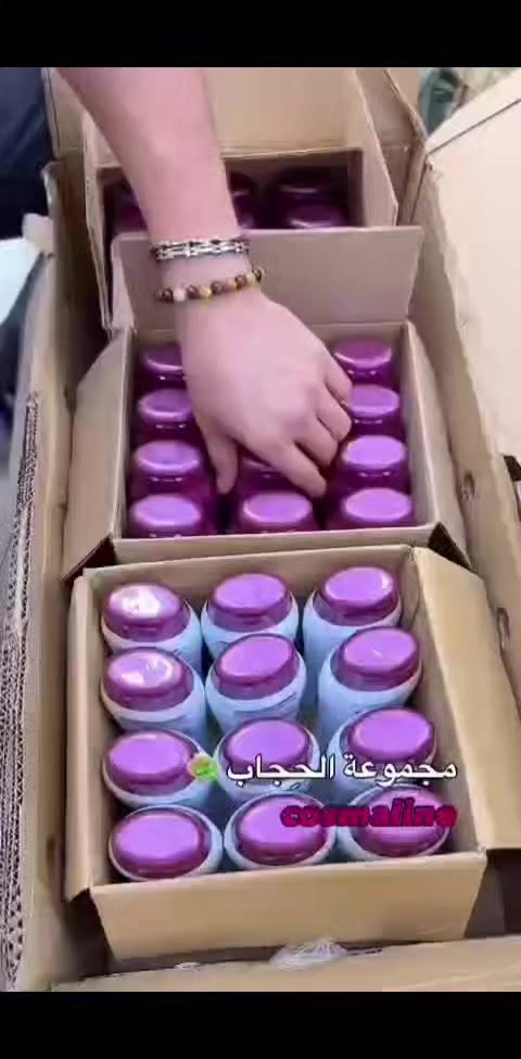 �بكج شامبو وبلسم سوفت ويف حجاب من شركة كوزمالين اللبنانية��Soft Wave Hijab من Cosmaline عبارة عن مجموعة عناية بالشعر مصممة خصيصًا للنساء المحجبات. تحتوي التركيبة على الكيراتين وزيت المكاديميا وزيت الزيتون لتحويل الشعر الباهت والهش إلى شعر ناعم وصحي. �

�الفوائد الرئيسية:-
يوفر البكج الشامبو +البلسم 9 فوائد مغذية للشعر، بما في ذلك: 
�منع تساقط الشعر.
�التحكم في قشرة الرأس.
�موازنة وتهدئة فروة الرأس.
�معالجة الأطراف المتقصفة.
�تنشيط وتقوية خصلات الشعر.
�تعزيز اللمعان الصحي.
�عطر يدوم طويلًا.

�البكج غني بالخصائص المغذية مثل الكيراتين: يساعد على تقوية وإصلاح الشعر التالف.وزيت المكاديميا: يوفر ترطيباً عميقاً ويضيف اللمعان. وزيت الزيتون: يغذي ويحمي خصلات الشعر
#الاصلي المنشأ لبناني ��


**إذا كنت صاحب هذا الإعلان وتريد حذفه لأي سبب، رجاءا أرسل رسالة إلى الدعم الفني**