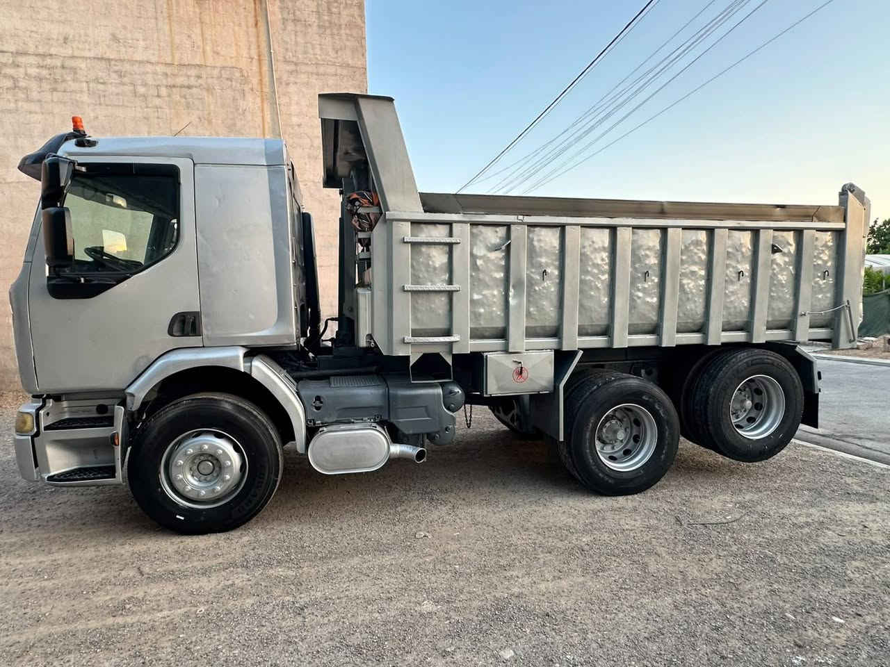 ڕینۆ مۆدێل 2000 سەحال مەکینە 400 ژمارەی مۆبایلی خاوەنەکەی *********** سعر 170 ومجال
