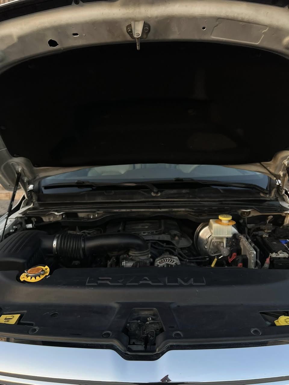 دوج رام وارد خليجي وكاله ليث العبيدي فئه لارمي 2019 ماشيه 160 محرك 8 سلندر 5700 كفاله من الصبغ والفتح فول عدا الفتحه داخل بيجي كشنات تدفئه وتبريد تخم تاير جديد تايلندي نقطه عمياء شاشه جبيره حساسات امامي وخلفي لايت زنون LED دخول ذكي وتشغيل عن بعد وهواي بعد مواصفات بيها سعر السياره 315 وبيها مجال بسيط سياره نظيفه بعنى الكلمه ***********
