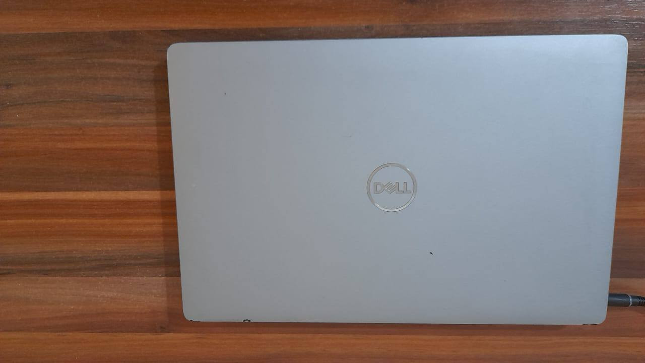 ابتوب Dell Precision 3551 Workstation بمواصفات قوية
​الوصف:
للبيع جهاز الجيل العاشر الاحترافي Dell Precision 3551 من فئة الورك ستيشن. اللابتوب مصمم للأداء العالي والمهام الشاقة مثل البرامج الهندسية، الرندرة، المونتاج، وإدارة السيرفرات والألعاب. الجهاز نظيف جداً ويعمل بسلاسة تامة.
​⚙️ المواصفات الفنية بالتفصيل:
​المعالج: Intel Core i7-10850H (6 Cores / 12 Threads / up to 5.10 GHz)
​الذاكرة العشوائية (الرام): 16GB DDR4
​الهارد (مساحة التخزين): 512GB SSD NVMe (سريع جداً)
​كرت الشاشة المنفصل: NVIDIA Quadro P620 4GB VRAM
​إجمالي ذاكرة كرت الشاشة: 12GB (الكرت الأساسي 4GB + الذاكرة المشتركة من الرام 8GB)
​كرت الشاشة الداخلي: Intel UHD Graphics 630
​نظام التشغيل: Windows 11 Pro (أصلي ومفعّل)
​الشاشة: 15.6 بوصة بدقة Full HD Anti-Glare
​الكيبورد: كيبورد كامل يحتوي على لوحة أرقام جانية ومضيء (Backlit)
​المنافذ: يدعم Thunderbolt 3 (USB-C), 3x USB 3.2, HDMI 2.0, LAN  

​الحالة العامة: نظيف جداً جدآ وبحالة ممتازة وخالي تماماً من أي عيوب أو مشاكل تقنية.

​الملحقات:
 الشاحن الأصلي السريع من شركة Dell بقوة 130 واط.
كيبورد مخصص للگيمنگ rgb 
​ cooling pad rgb 5 مراوح
ماوس باد
ماوس. 
حقيبة لابتوب.
هديه كيبودر من شركه oraimo + ماوس نضافه 100% ما ملموسات

السعر 650 الف
 ***********  واتس للتواصل واستفسار،
