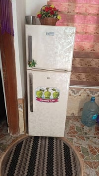 ثلاجة • جديدة • تحتاج غاز