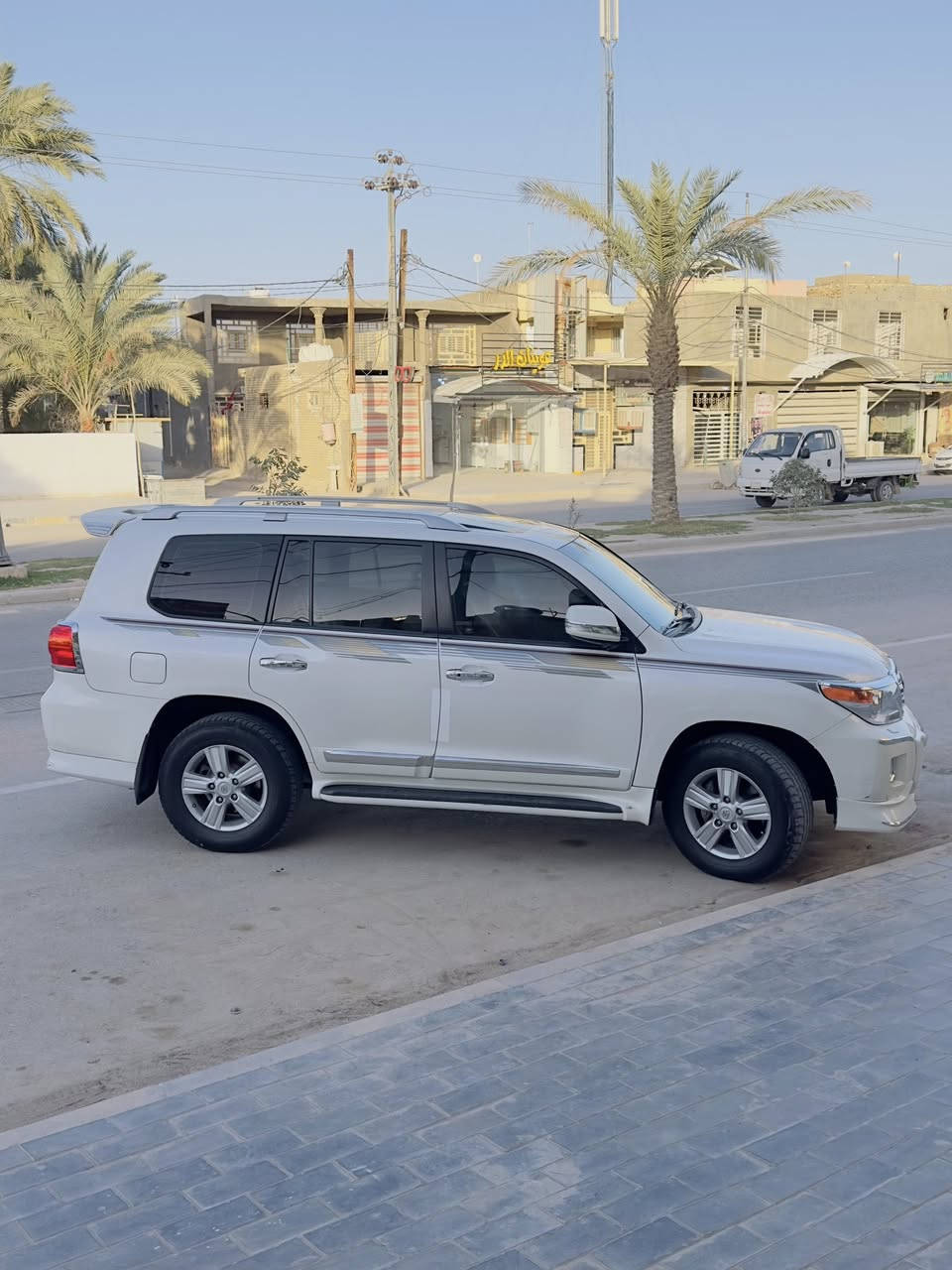 السلام عليكم لاندكروز 2014 بريم اصل مكفوله من الصبغ والفتح فقط بارد مواصفاته معروفه فتحه بصمه ثلاجه تشغيل عن بعد محرك 6 سلندر مري شفط وقلاب يدات نيكل لايت زنون تحكمات ستيرن حداديه جديده كير ومحرك مكفول تايرات نضيفات ماشيه 145 الف حقيقي ماعايزه برغي السياره السعر 395 وبيه مجال بسيط المكان النجف الأشرف كوفه ***********
