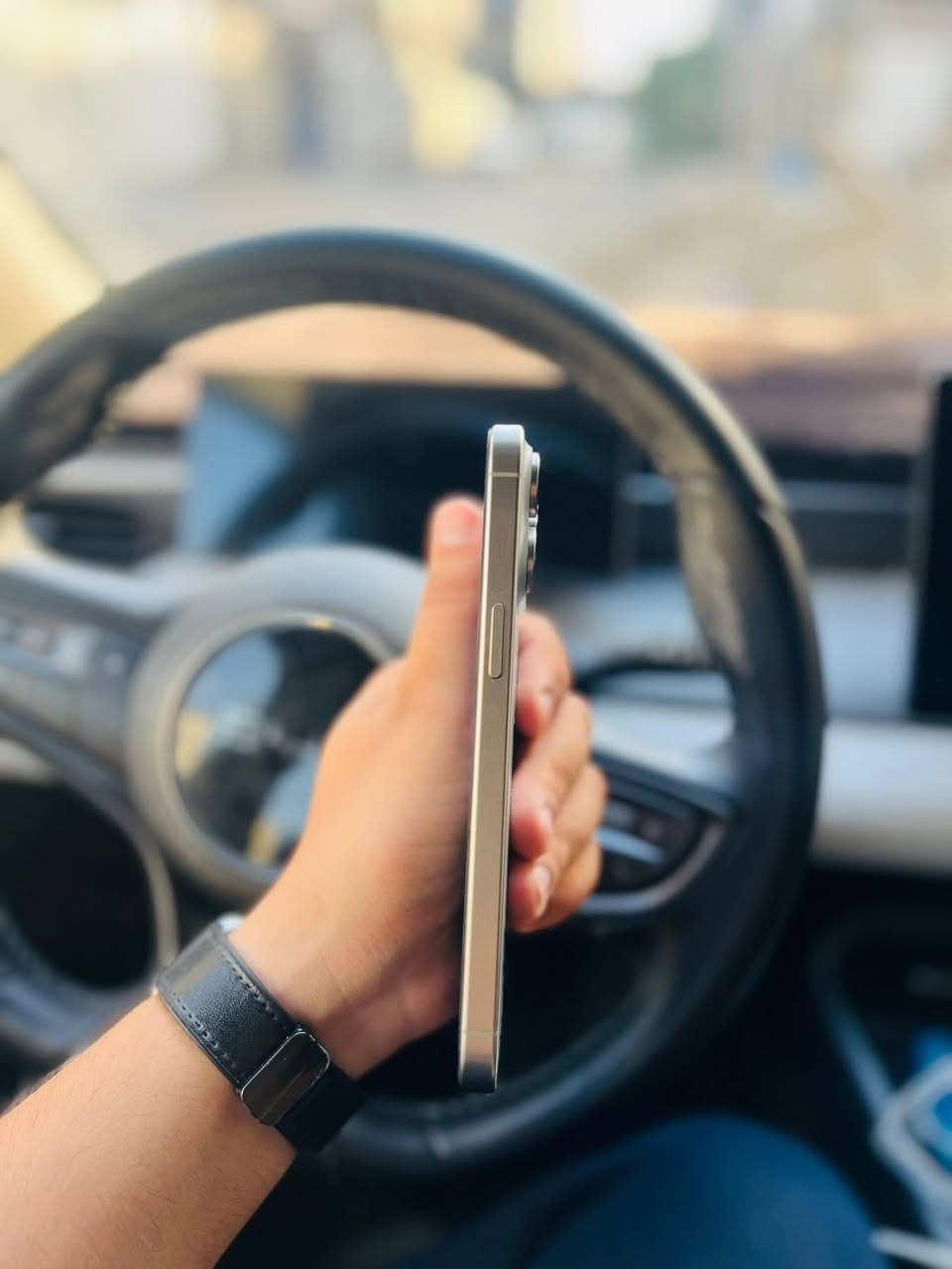 ايفون 15 برو ماكس  تيتانيوم 
جهاز كله شغال ومكفول وغير مفتوح 
وتر 
بطاريه 88 
ذاكره 256 
شرق اوسط 
مكاني حله او مراوس 
سعر مليون 

اتصال او واتساب فقط. فيس محضور منه ما اكدر اجاوب 
***********

