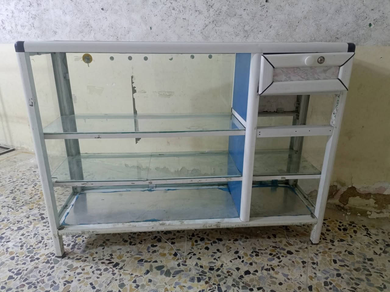 ستانات ملابس  العدد 3 وستان تعليك العدد 4 وجام خانه للبيع السعر خاص او الاتصال على الرقم ***********
