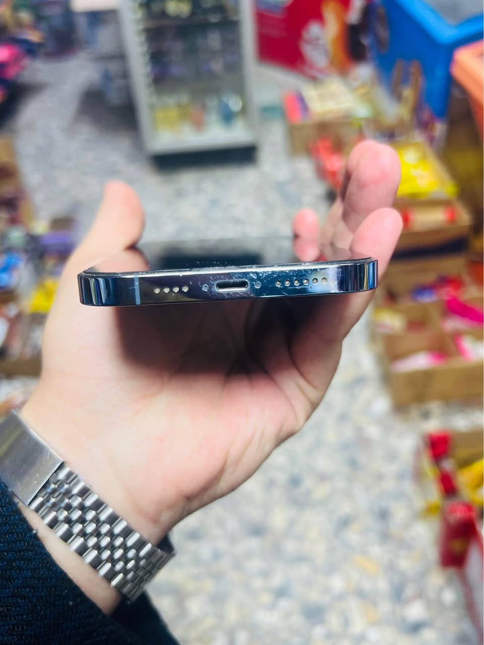 السلام عليكم ايفون 13بروماكس /المواصفات ذاكراه256-بطاريه86 بلاديه لامعلايه ولا مرفوعه لون بحري مميز جهاز نضيف استعمال شخصي (امريكي )مكاني حي اور صباح الخياط ماعدي توصيل الهـاتف /*********** بغداد, العراق
