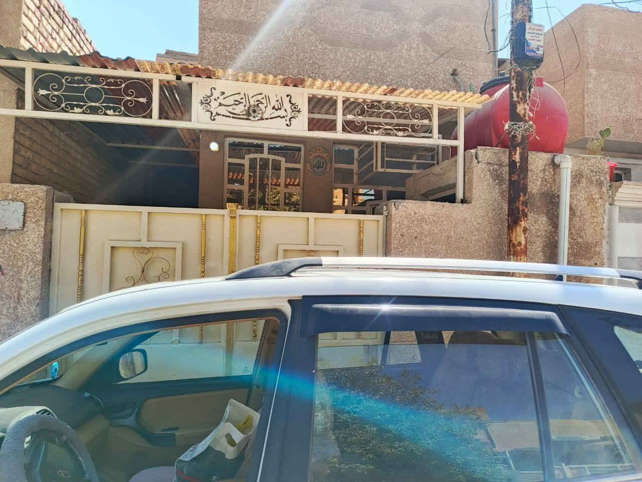 بيت 75 متر بالجريخي خلف مدرسة الحكيم البيت نضيف وعالي عن الشارع خدمات كامله مجاري تبليط ومقرنص
والبيت حالي فارغ وجاهز للسكن السعر 60 وبي مجال 
للاستفسار ***********
