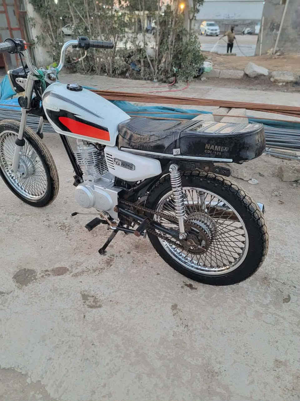 السلام عليكم 
للبيع نامه ابرو اوراق سكنر 
شاصي مديل ٢٠ ومكينه ٢٣ ما مفتوحه دراجه احلا من بل صوره مكاني ديوانيه الحمزه الشرقي رقم ***********
