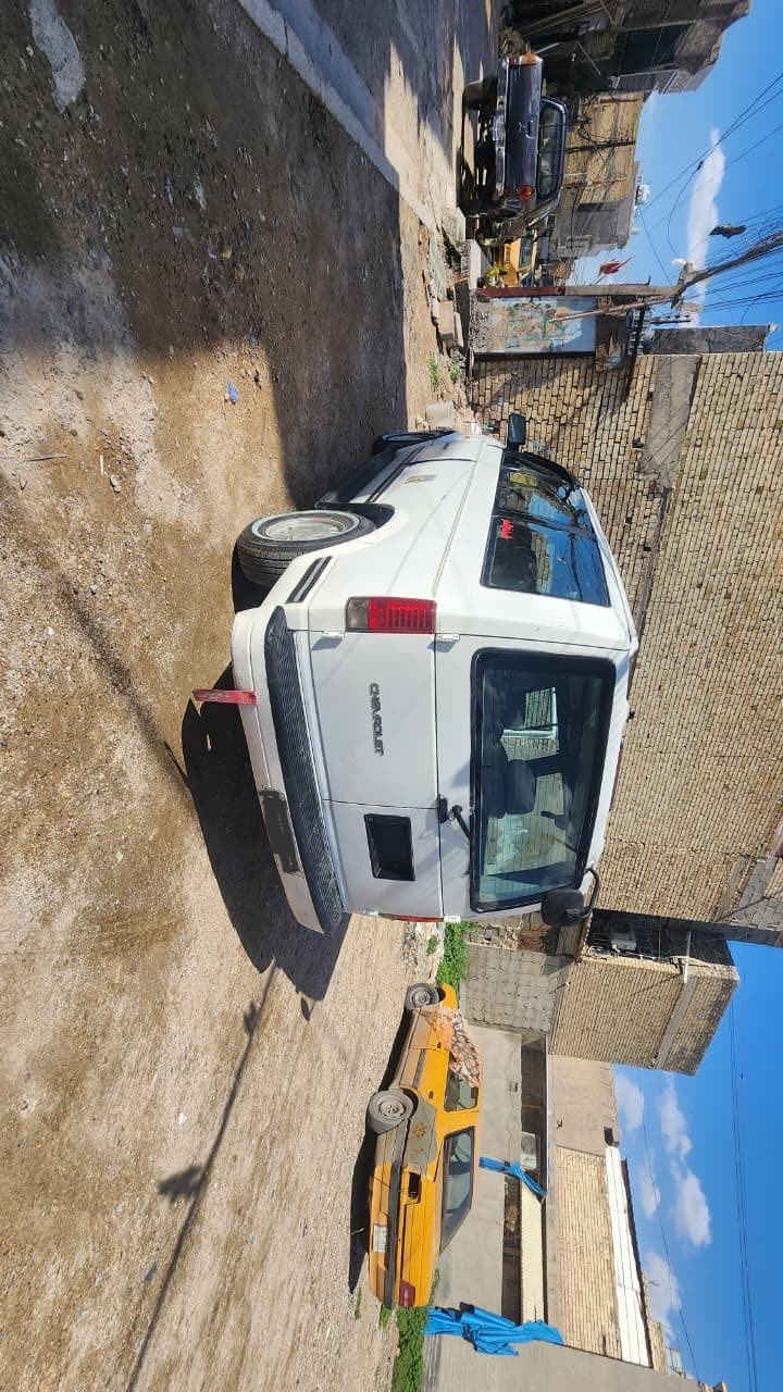 السلام عليكم فان استرو موديل ٩٣ رقم ديالى مشروع وطني انكليزي باسمي تحويل ثاني يوم محرك كير نضيف صدر جديد تخم تاير  جديد السيارة متعوب عليها نقصها بس تبريد السعر ٤٣ وبيها مجال حك الجيه *********** عنوان بغداد الزعفرانيه ***********
