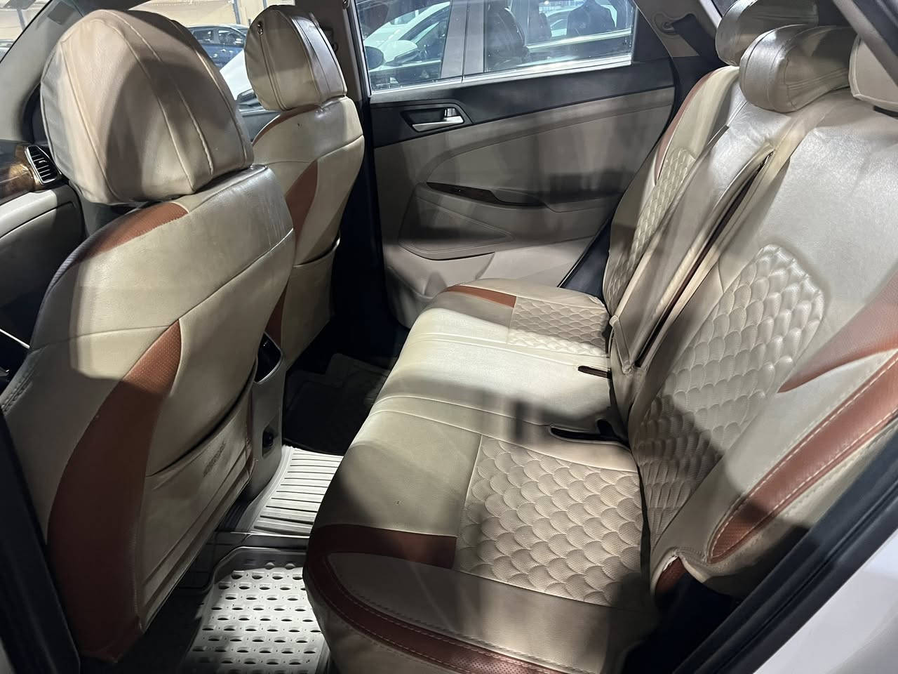 السلام عليكم توسان 20 خليجي فول عدا البنوراما بيها ابواب ثنين مبدلات اصليات فقط بدون صبغ البدي الخارجي كله فقط اسفل التكمه بين البابين صبغ شبرين ماشيه 162 بغداد رقم الدولي بأسمي السعر 175 كربلاء التحدي للاستفسار *********** او ***********
