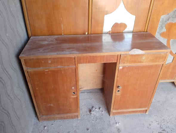 سلام عليكم بوفيه لبيع. أربع  بيبان  خشب درجه اوله   تجي وشوف بعينك وراه صبغ  وميز مرايه  لبيع  
تعال خاص وتدلل  
تصال رقم ***********
