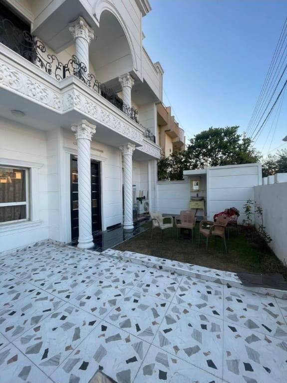 بيت للبيع في مجمع المهندسين 200م
على شارع 20 موقع على سايدين المجمع الرئيسيه مباشرتاً 📍

يتكون من :
5 غرف نوم + غرفه سادسه مخزن
صالة
مطبخ
1 صحيات خارجي + 2 صحيات داخلي
حديقه وكراج

موقع البيت مميز على السايدين مباشرتاً على شارع 15 متر

يحتوي المجمع على خدمات ممتازه + سكيورتي
السعر 18 شده قابل للتفاوض

للأستفسار
واتس اب ***********
