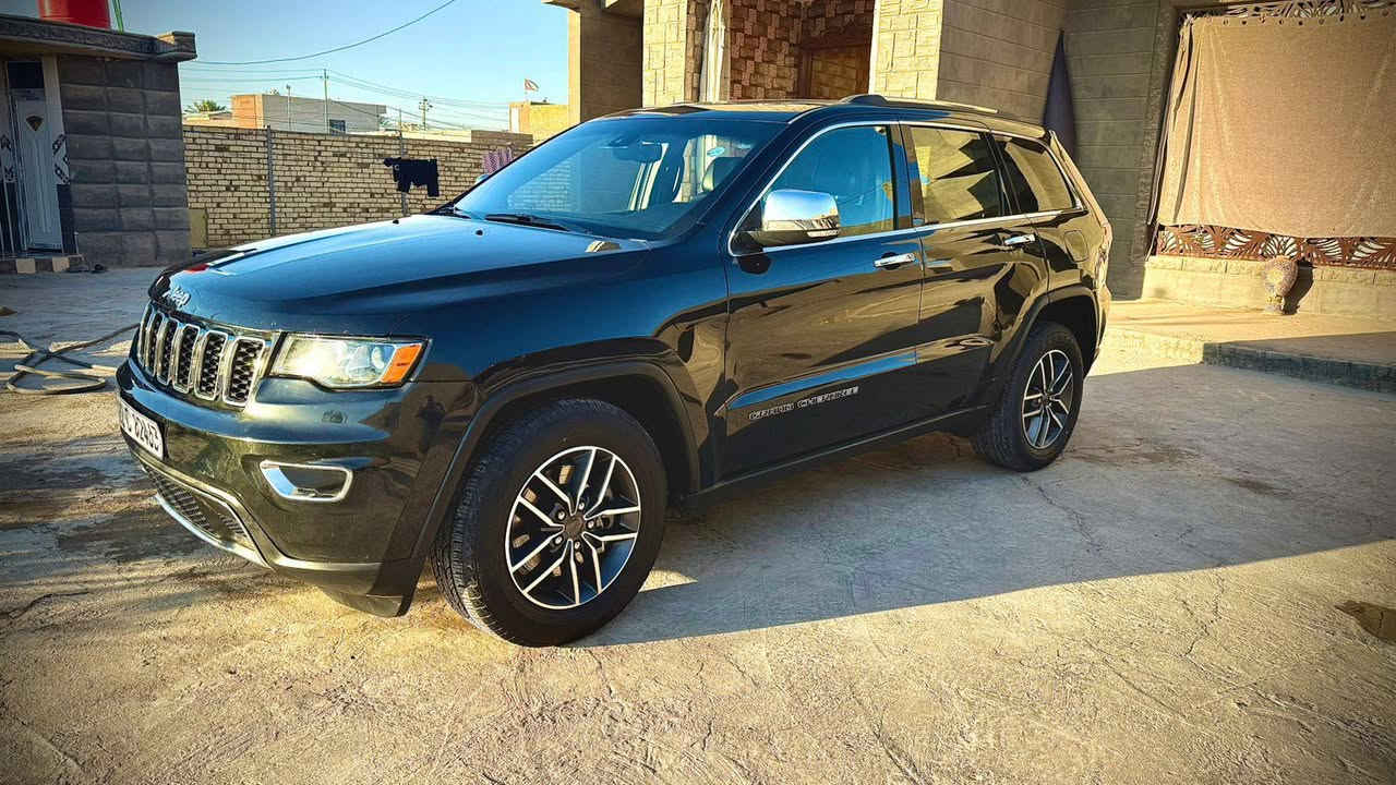 💎 للبيع: جيب كراند شيروكي 2021 (Limited - نسخة 80th Anniversary) 💎
السيارة نظيفة وجديدة حيل، للي يدور الراحة والنظافة، جيب كراند شيروكي (لمتد) نسخة الـ 80 عام الخاصة، مواصفات (واحد على واحد).

• الحادث: شبر بالجاملغ وشبر بالبنيد صبغ فقط، بدون فتح أو تبديل أي قطعة والقطع كلها أصلية.
• السيارة مكفولة كفالة عامة من (الشاصي، الكشر والشخوط، المحرك، الكير، والحدادية)، وباقي السيارة كلها بحالة الشركة.

⚙️ المواصفات العامة:
• الموديل: 2021 (نسخة 80th المميزة).
• المحرك: 6 سلندر (V6).
• المسافة المقطوعة: 60 ألف ميل.
• اللون: أسود شذري مميز.
• الرقم: أربيل (بإسمي السنوية).
• الإطارات: تخم تاير جديد.
• الموقع: محافظة بابل.

🌟 المواصفات (واحد على واحد):
• بانوراما.
• الكراسي: جلد "حضن" (تحكم كهرباء جهتين) + خزن ميموري + تدفئة وتبريد.
• ستيرن: كهرباء وتدفئة.
• الشاشة: كبيرة 8.4 إنش تدعم نظام كار بلي (CarPlay) وخرائط جوجل.
• المرايا الجانبية: تدفئة (تبخر المطر والضباب) + مرايا قلابة عند الرجوع + تعتيم ذاتي.
• التكنولوجيا: نظام تشغيل وإطفاء ذاتي للمحرك.
• وضعيات قيادة: (Sport + Eco).
• نظام الرادار: رادار خلفي وجانبي مع خاصية (البريك التلقائي) عند استشعار أي جسم خلف السيارة.
• نقطة عمياء، حساسات خلفية، وجنطة كهرباء.

💰 السعر والتواصل:
• السعر المطلوب: 260 ورقة ($26,000) وبيه مجال بسيط للشراي.
• للاستفسار اتصال: ***********
*********** واتساب 

ملاحظة: السيارة نظيفة وجديدة حيل حيل، والرزق على الله.
