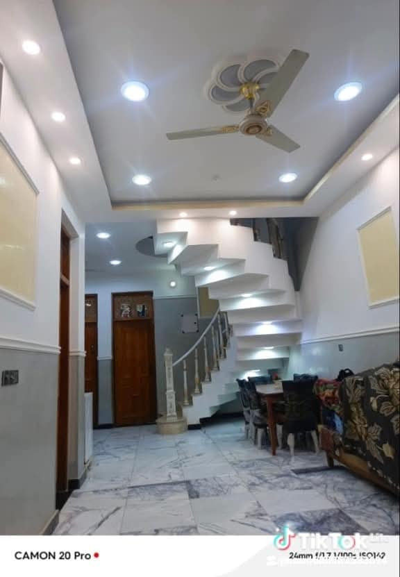 سلام عليكم بيت حديث للبيع مساحه 144متر ثلاث طوابق يحتوي على حوش واستقبال وصاله و7غرف نوم و4حمامات مشتركه ومنور ومطبخ حار وبارد ومنضومه انترنت ومنضومه كاميرات للبيع في مدينه لصدر قطاع 32فرع لعريض عرض لفرع 11متر مقابل مدرسه قرب حسينيه حجي صاحب الاستفسار (((((***********)))))
