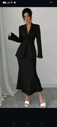 بذلة أنيقة للنساء باللون الأسود. التصميم عصري مثالي للمناسبات الرسمية ...