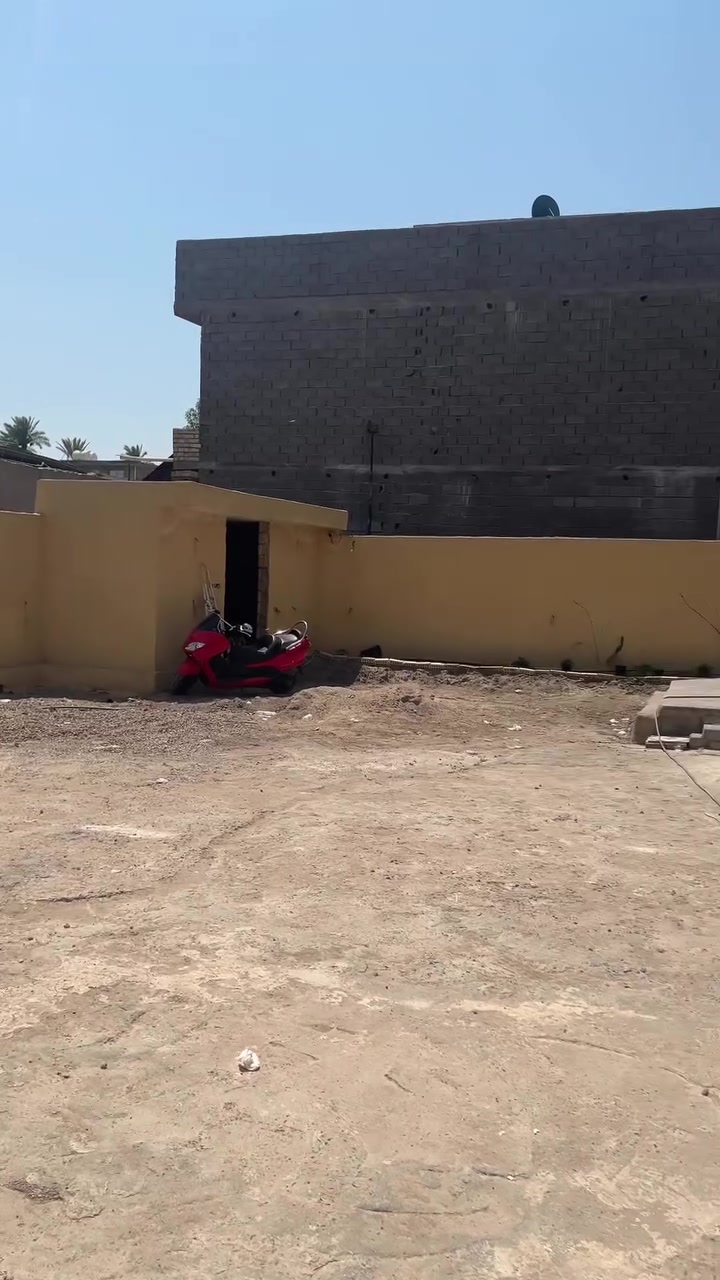سلام عليكم بيت للبيع 
المساحه 800 متر  البيع كامل مو مجزء
الاول 280 م
صاله 50 
هول جبير 
5 غرف نوم 
بناء حديث 
صحيات فوك وجوه 
الثاني 140 م
طابق واحد 
غرفة نوم 1 
صاله 
وهول 
وصحيات 
الثالث 140 م
غرفه نوم 1 
صاله 
وهول 
وصحيات 
الخارجي 240 
مكانه صدر القناة 
قرب مستشفى العلاج الطبيعي 
مكلف بلنشر 
للاستفسار الاتصال ***********
