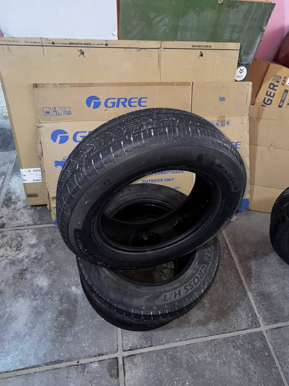 السلام عليكم /اطارات مستعمله للبيع نضافه نص عمر 225/65R  17 + اطار واحد دلوب يباني ينشد عل لاندكروز 
السعر ٧٥     ***********
