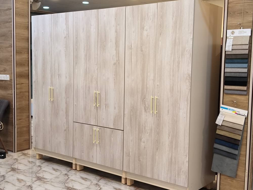 كنتور أو معرض فراش ٦ ابواب 
شغل درجه اولى 
العرض ٢٧٠سم 
الارتفاع ٢٢سم
العمق ٧٠سم 
السعر ٥٢٥ الف 
خانقين توله فروش معرض زاهد 
الشارع الرئيسي مقابل مسبح مرواري 
متوفر خدمه توصيل بغداد والمحافظات الاخرى 
*********** خناقين, ديالى
