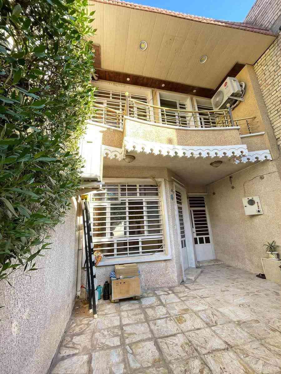 منزل للبيع الشعب /حي التجار 
منطقة خدمية قرب الشارع العام( قرب التعاون هايبر ماركت)
مساحة 110 متر  واجهة 5 متر مدخلين متكامل ثلاث طوابق 

الطابق الارضي يحتوي على كراج سيارة ،صالة ،مطبخ  ،حمام وغرفة نوم ، منور 

الطابق الثاني يحتوي على غرفة نوم و سويت كامل (غرفة نوم كبيرة مع حولي مطبخ صغير مع حمام )

الطابق الثالث غرفة نوم مع بيتونة كبيرة ) 
البيت متكامل بدون اي نقص
السعر ٣٢٠ مليون 
للتواصل واتساب او اتصال 
***********
