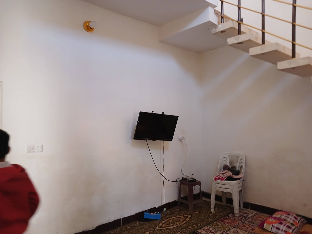 مشتمل البيع حي جبيريه الثالث قريب عل شارع ٥٠ من يم الطاقه المشتمل ركن شارع ١٠م طابق واحد غرفتين غرفة فوك وغرفة جوه ومطبخ ستقبال كراج صحيات المساحه ١٢٥م حالين موجر ٢٥٠الف السعر ٥٨ للستفسار اتصل ***********
