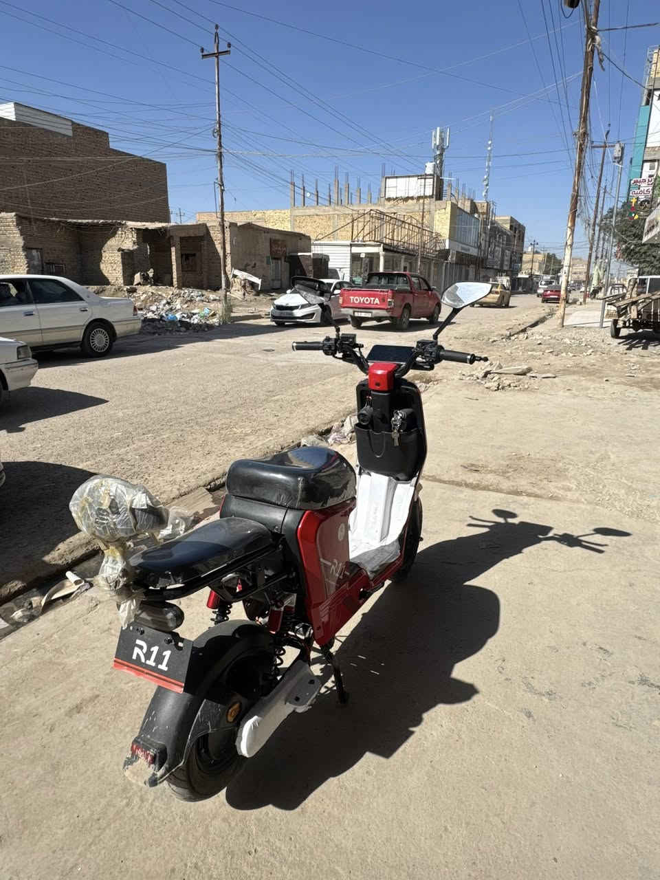 دراجه شحن 2024 R11 صاله اسبوعين طالعه معرض سعر مناسب
2024) هي دراجة رياضية متينة مصممة للتحمل، تتميز بـ 5 بطاريات كبيرة، ملف نحاس 100% (حجم 1500)، وتصل سرعتها الحقيقية إلى 60-70 كم/ساعة. توفر إضاءة زينون، شاشة إلكترونية، نظام بصمة، وحمولة تصل إلى 210 كجم، وتأتي بتايرات جبلية (Tubeless) ودبلات أمامية/خلفية. 
أبرز مواصفات دراجة شحن R11:
البطارية والنظام الكهربائي: تعمل بـ 5 بطاريات بحجم كبير (غالباً 32 أمبير) مع نظام ملف نحاس 100%.
السرعة والأداء: محرك قوي بملف نحاس 1500 (من شركة ونلي العالمية)، يحقق سرعة حقيقية تقارب 60-70 كم/ساعة.
الهيكل والتحمل: دراجة ضخمة مصممة بأسلوب رياضي، تتحمل أوزاناً تصل إلى 210 كجم.
الإضاءة والإشارات: مزودة بلايت زينون أبيض عالي وناصي، مع إشارات جانبية (إشارة لكزس).
الأمان والتحكم: نظام بريك (مكابح) دسك دهن (هيدروليك) أمامي وخلفي، مع نظام سويج (بصمة) للتشغيل والإطفاء وخاصية قفل الستيرن.
الشاشة: شاشة إلكترونية متطورة توضح السرعة وتحديد الأعطال.
الإطارات: تايرات جبلية (Tubeless) متينة.
المميزات الإضافية: تحتوي على نظام بلوتوث.


**إذا كنت صاحب هذا الإعلان وتريد حذفه لأي سبب، رجاءا أرسل رسالة إلى الدعم الفني**