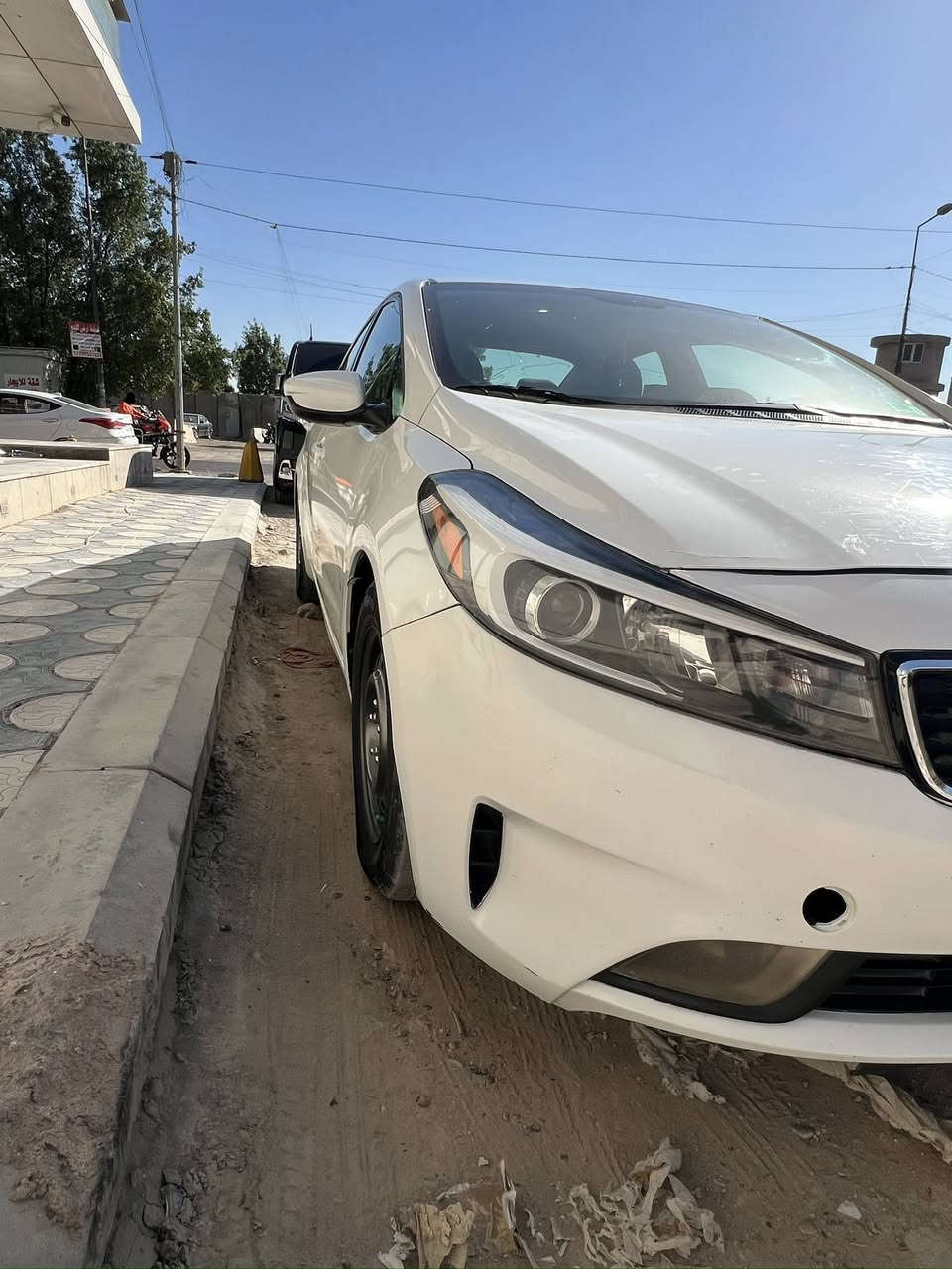 🚘 كيا فورتي 2018 (Kia Forte) - وارد أمريكي 🚘
السيارة باسمي شخصياً (أنا مستوردها على إيدي)، 

وجاهزة للاستخدام فوراً ومصروف عليها بضمير!

🔍 تفاصيل الحادث والبودي (بكل أمانة ووضوح):

 الحادث بأمريكا:  (تبديل جاملغ وصبغ باب جهة 

الراكب)

 (بدون لغود، بدون شاصي، وبدون إيرباك - الإيرباكات سليمة 100%).

 في العراق: تبديل بنيد (تجميلي بدون أي ضرر بالدواخل).

 السيارة تحتوي على بعض التكحيلات والرصعات الخفيفة جداً.

🛠️ الإضافات والإدامة الحديثة (السيارة بحالة ممتازة):

 المسافة المقطوعة: 93,000 ميل فقط.

 التبريد: منظومة تبريد جديدة بالكامل (تبريد ثلج ❄️).

 الإضاءة: منظومة زينون عالي الجودة للناصي (تكلفة 250$).

 الشاشة: شاشة حديثة تدعم نظام Apple CarPlay.

 الداخلية: دوشمة جديدة للمقاعد والغرفة.

 المحرك والإدامة:

 إدامة شاملة لغرفة الاحتراق (قبل شهر فقط).

 بلكات جديدة أصلية (تم تركيبها بالأمس).

 تبديل دهن وفلاتر جديد.

 التحتية: تخم تاير جديد + باتري جديد + صدر جديد بالكامل.

 الإضافات الاقتصادية: منظومة غاز متطورة وشغالة بكفاءة عالية.

صور الحادث مرفق بالمنشور 

📄 الموقف القانوني والورقيات:

 السنوية نافذة (ساقطة السنوية).

 السيارة عليها غرامات بقيمة 400 ألف دينار عراقي (تُخصم مباشرة من سعر السيارة للمشتري).

💰 السعر المطلوب:

117 ورقة (11,700$) مع خصم مبلغ الغرامة.

📞 للاستفسار والتواصل المباشر:

 الاتصال بالمالك (أبو تاج): ***********
